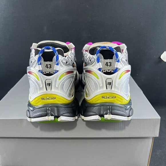 MEN'S RUNNER SNEAKER IN GREY.Runner Sneaker in multicolor mesh and nylon.
